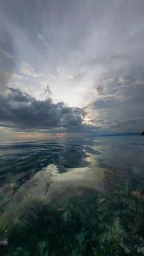 Calm Ocean Surface Under Cloudy Sky 스톡 사진