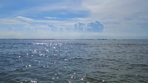 Calm ocean water with sunlight reflection on surface Vídeo Stock 331805865