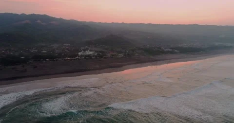 Calm Ocean Waves Approaching Shore in Morning Atmosphere 動画素材 332146624