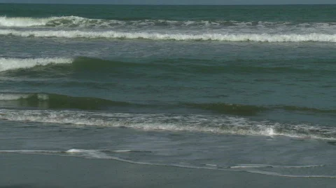 Calm ocean waves roll towards the camera Video stock 617971