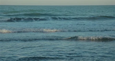 Calm ocean waves under clear sky horizon. 库存影片 303816682