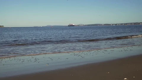 Calm Punta del Este Sea with boat and island. Uruguay. Vídeo Stock 117401865
