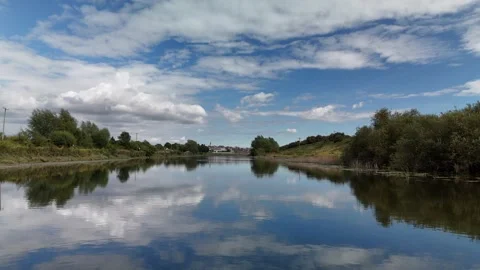 Calm River Reflections and Cloudy Sky 4K 库存影片 333413610