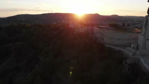 Calm, romantic autumn sunset reverse aerial shot of Gellért Hill, Budapest Vídeo Stock 195880166
