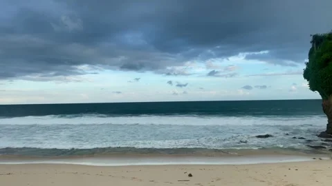 Calm Tropical Beach View Under Cloudy Sky Vídeo Stock 334527421