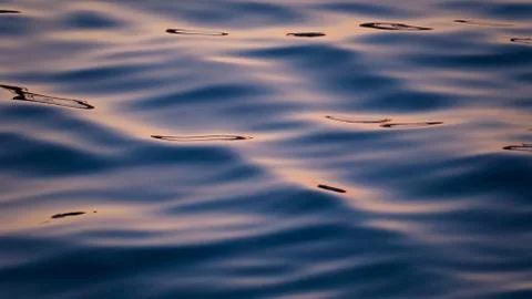 Calm water surface waves texture background wallpaper Foto stock