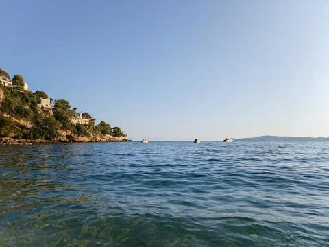 Calm Waters of Cap d'Ail Beach Looking Towards the Sea 库存照片