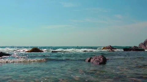 Calm Waves and Rocks Видео 61753652