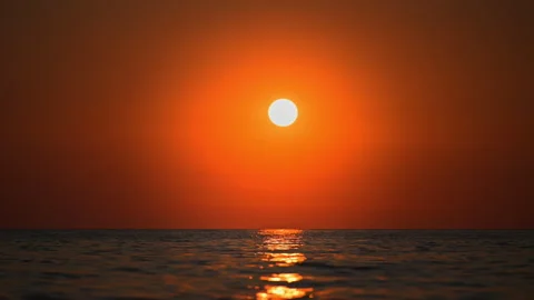 Calm waves and vibrant sunset over the Italian sea Vídeo Stock 326323434