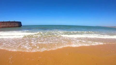 Calm waves breaking on Sinquerim Beach in Goa, India Stockbeeldmateriaal 137486730