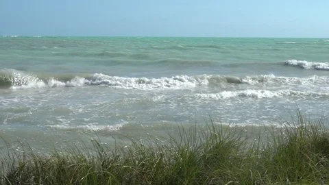 Calm waves at Florida Keys State Park on a sunny day Stockbeeldmateriaal 78161456