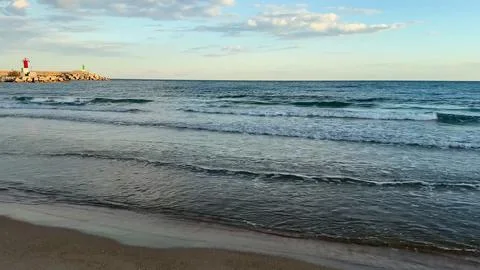 The Calm Waves Gently Lapping at Sunset on a Beautiful and Serene Seaside B.. Foto stock