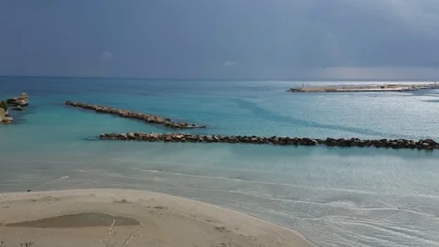 Calm waves hitting the beach in a relaxing ambiance. 動画素材 120268513