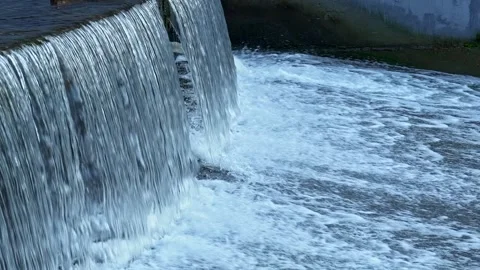 Calming flow of water cascading over beautiful waterfall in serene location 库存影片 328985402