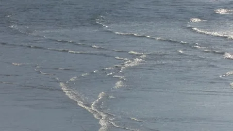 Calming ocean waves gently washing ashore 스톡 동영상 334189112