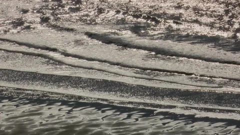 Calming sea waves breaking on a sandy beach Vidéo 334189082
