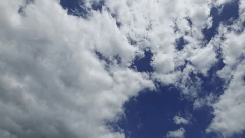 A calming Time lapse of white clouds in a blue sky Vidéo 337063115
