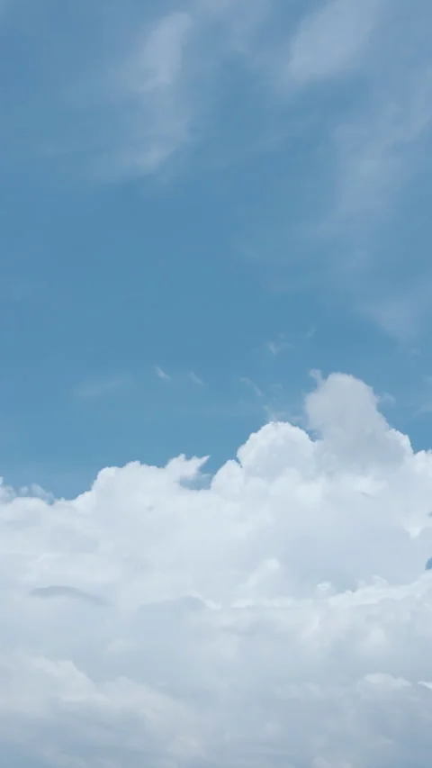 A calming vertical timelapse of cloud Stock Footage 304185142