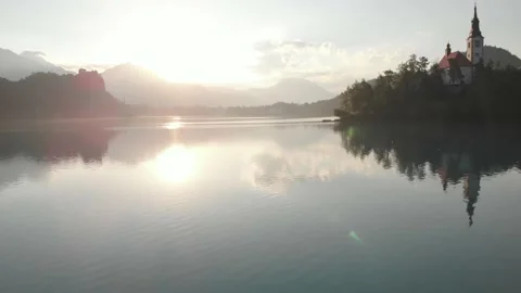 Calming/relaxing reverse aerial above Bled lake, passing by Island with Church Vídeo Stock 195959778