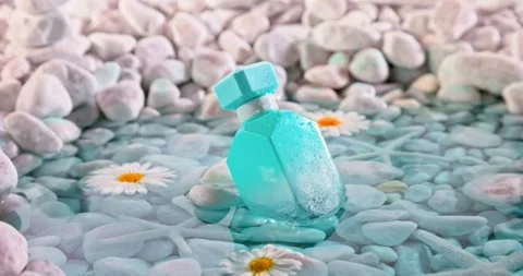 Calone blue perfume in environment of white stones and sea. Vidéo 334001967