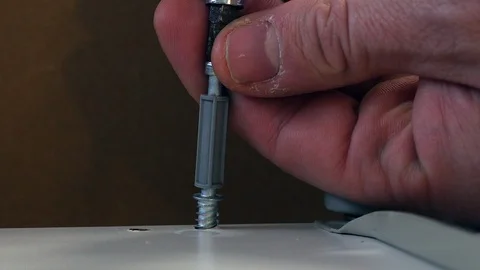 Cam Lock Screw is screwed in using a screwdriver 库存影片 98661473