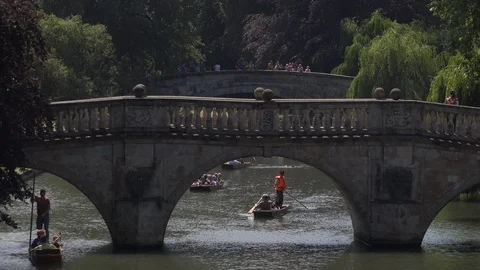 Cam river and punts going under bridge Cambridge 4k Vidéo 91606260