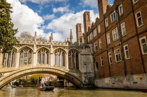 CAMBRIDGE, ENGLAND - April 17, 2016: People punting on the Cam River, passing Stock Photos