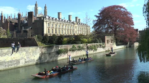 Cambridge punting: boats passing Clare College Stock Footage