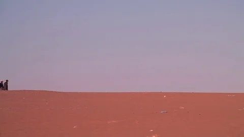 Camel Caravan in the Desert Видео 76909509