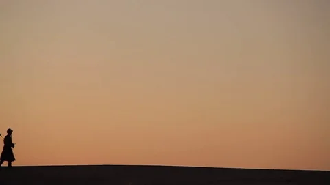 Camel caravan silhouette at sunset Видео 77231262