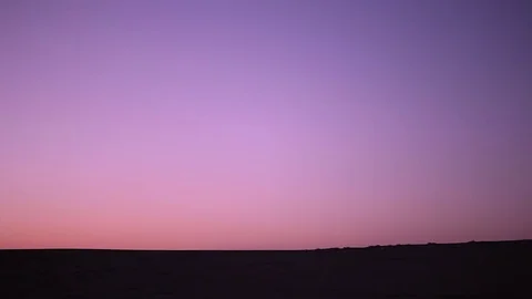 Camel caravan silhouette at sunset Видео 77312729