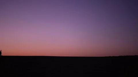 Camel caravan silhouette at sunset Vidéo 77434776