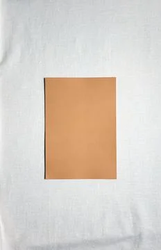 Camel colored empty paper sheet on white linen Foto stock