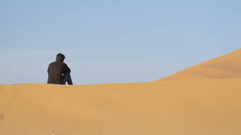 Camel shepherd sitting in Erg Chebbi desert Stockbeeldmateriaal 111277758
