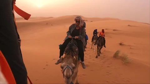 Camel walking through desert in tourists group. 스톡 동영상 270764189