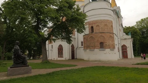 Camera Approaches to Cathedral Tower Monument Statue on Courtyard White Walls 動画素材 71634897