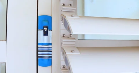 Camera approaches to mezuzah 스톡 동영상 113504672