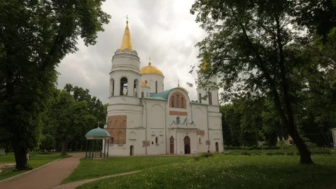 Camera Approaches to Transfiguration Cathedral Built in Beautiful Green Park 動画素材 71634781