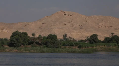Camera boat, Nile river, trees and desert, Egypt Vidéo 35031049