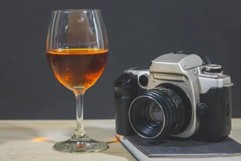 Camera on Book Stock-Fotos