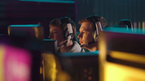 The camera captures how gamers play a computer game Видео 149501318