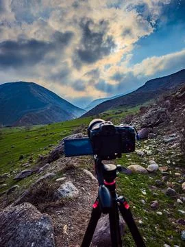 Camera capturing breathtaking mountain landscape during daytime 库存照片