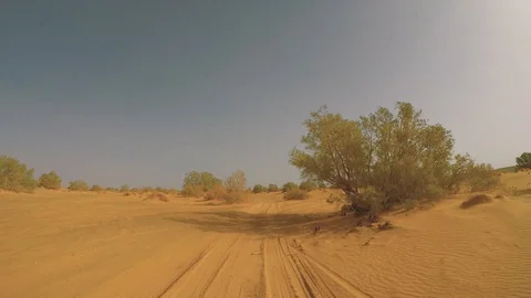 Camera car in the sahara desert driver pov 库存影片 86963858