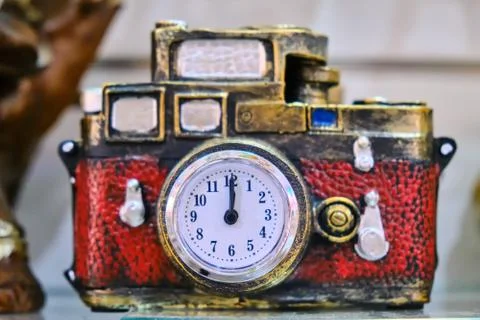 A camera with a clock instead of a lens is a concept of a time machine. Red g Foto stock