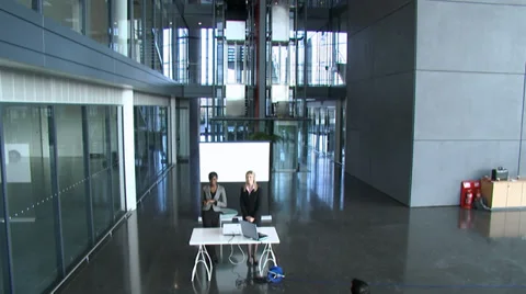 Camera crane in large corporate building atrium and multiple employees at a Vídeo Stock 32718907