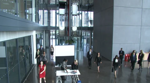 Camera crane in large corporate building atrium and multiple employees at a Vídeo Stock 32718927
