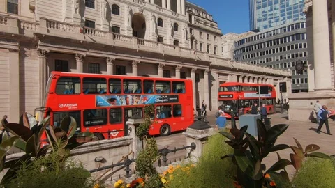 Camera cranes up as London buses arrive by entrance Bank station 스톡 동영상 95021185