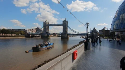 Camera cranes up from tourists to Tower Bridge and City Hall 動画素材 95011754