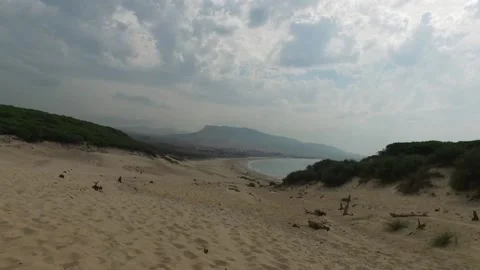 Camera descends the sand dune to the beach. The sea coast of Tarifa, Spain. The Vídeos de archivo 170090152