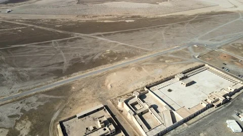 A camera drone flies forward over Aqeer (Al Uqayr) Castle, Saudi Arabia Stock Footage 220084441